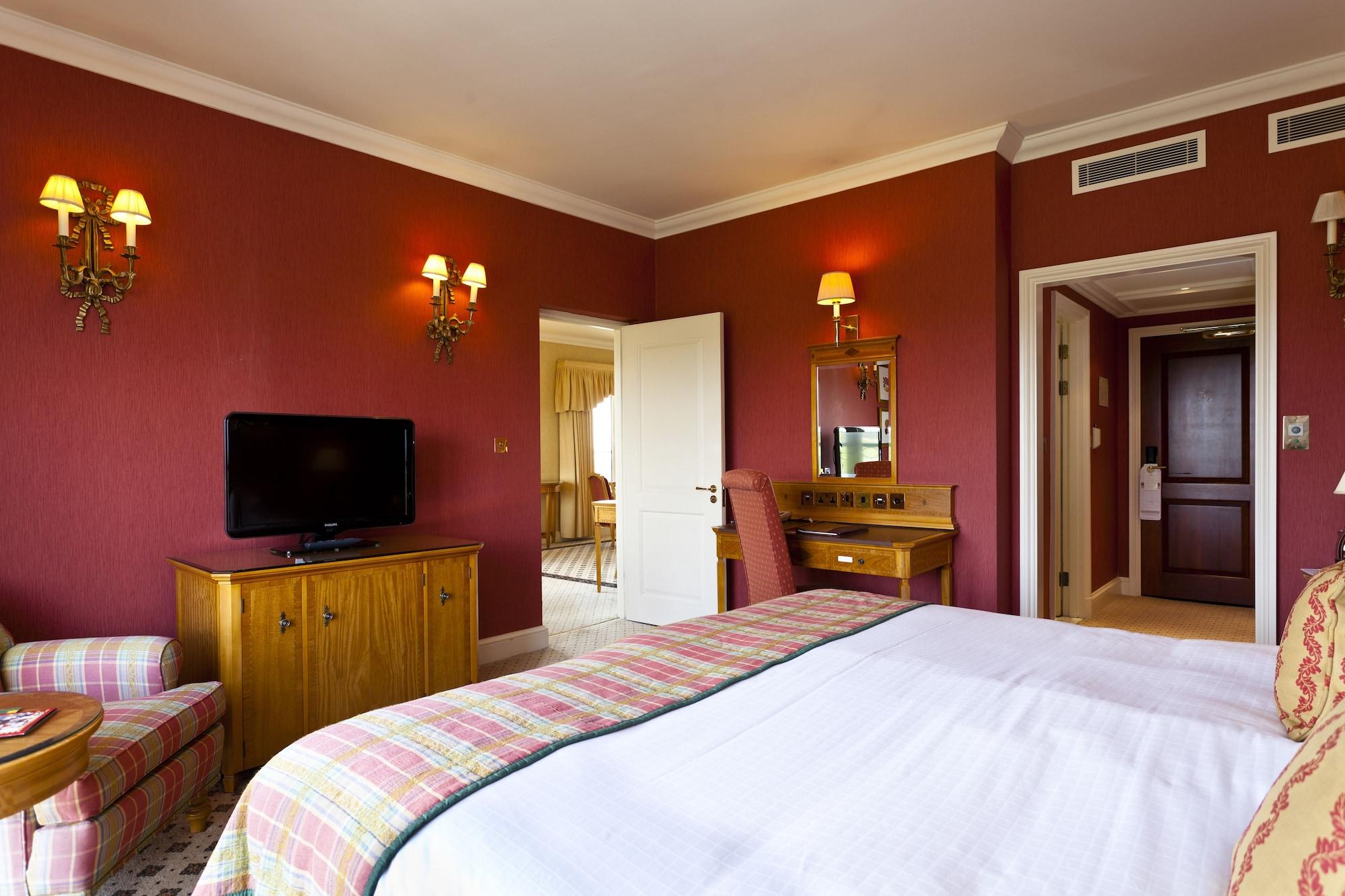 The Celtic Manor Resort Newport  Exterior foto A bedroom at the hotel