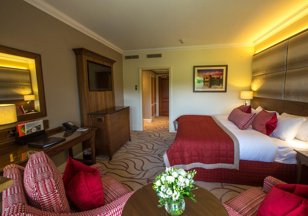 The Celtic Manor Resort Newport  Exterior foto A bedroom at the hotel